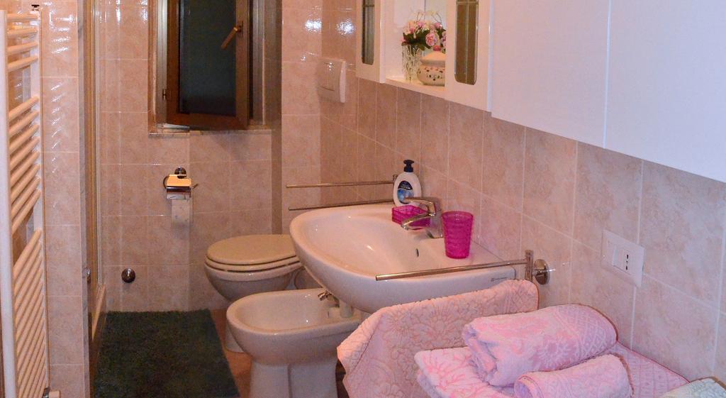 La Casa Delle Rose Room With Air Conditioning La Spezia Rom bilde