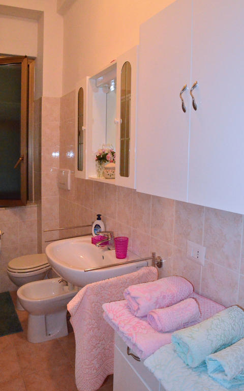 La Casa Delle Rose Room With Air Conditioning La Spezia Rom bilde